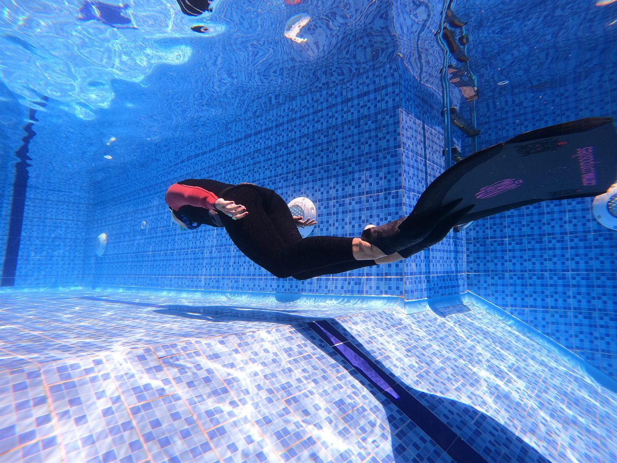A pool static breath-hold session with the group