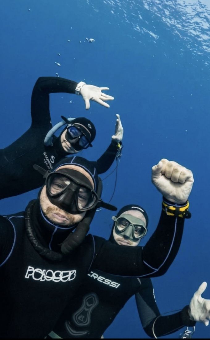 The group posing together underwater