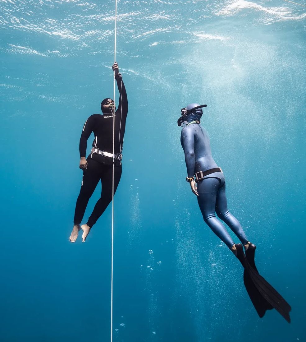 Two freedivers on the line