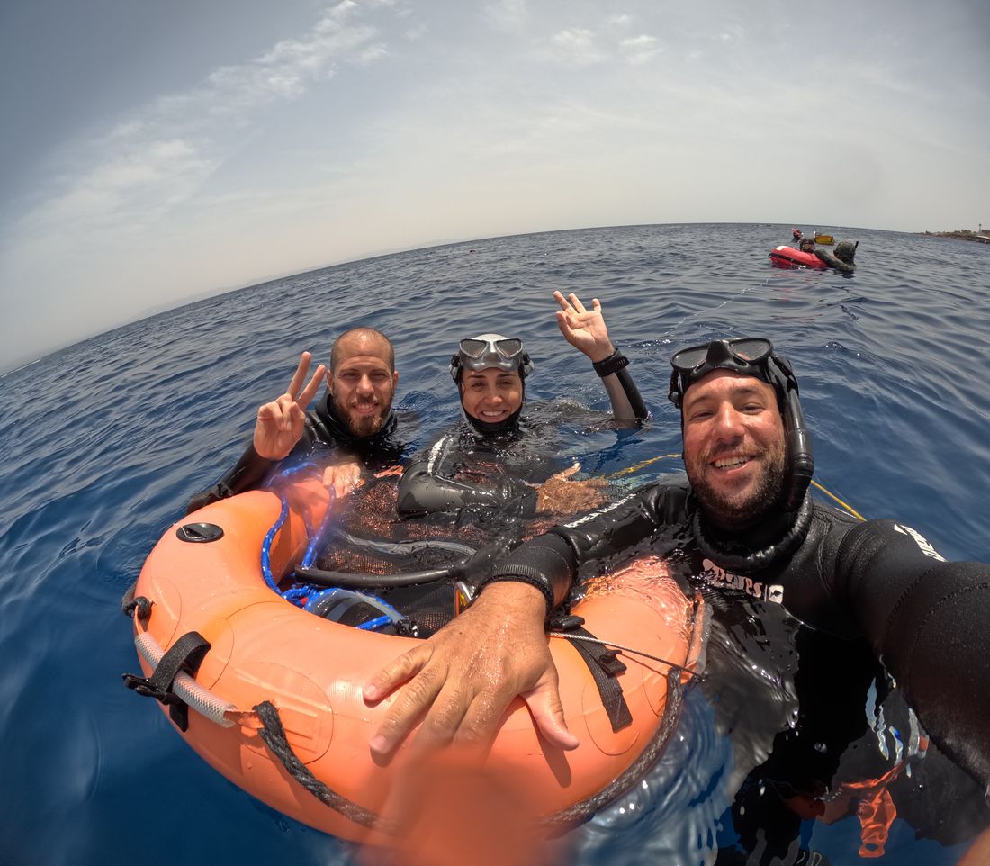 The group holding the buoy between dives